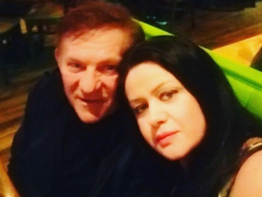 Naš pevač oženio 24 godine mlađu, a bivšoj pripala imovina: Uzela mu dve kuće i pekaru, a evo kako izgleda njegova sadašnja! (FOTO)