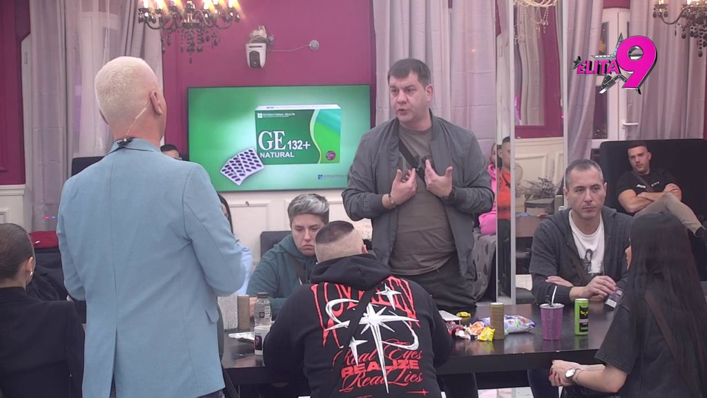 OSUDE SA SVIH STRANA: Ivan udario na Aneli i Maju zbog pomirenja i druženja, njih dve skočile i branile svoje prijateljstvo (VIDEO)