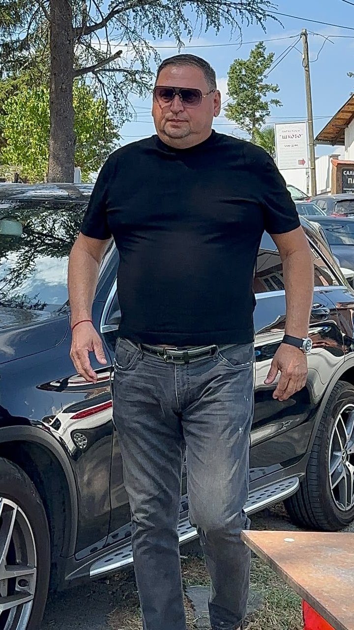 Taki Marinković pružio Bori Santani podršku: Došao na groblje u Sremčici, a od Maje ni traga ni glasa (FOTO)