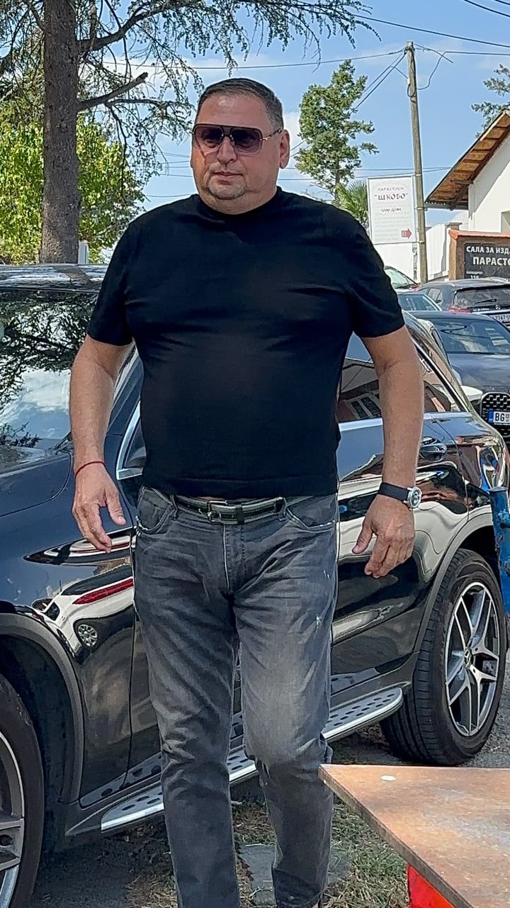 Milan Milošević stigao na groblje u Sremčici: Došao da bude uz Boru Santanu na sahrani njegovog oca (FOTO)