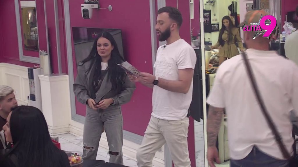 Stigli praznični pokloni za učesike Bele kuće! Vanja Živić se iznenadila što joj nije stigla čestitka od OVE osobe: (VIDEO)