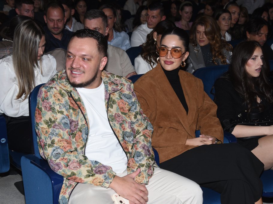 Kao da nikad nisu ni raskidali! Gastoz i Anđela RAZMENJUJU POLJUPCE usred mase, VIŠE SE NE KRIJU! (VIDEO)