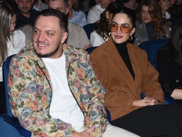 ANĐELA SE VRATILA KOD GASTOZA U STAN! Nakon pomirenja ne skida osmeh sa lica: Sve je super!