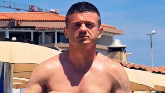 JOVANIN TIGAR POKAZAO ČIME RASPOLAŽE: Skinuo se na plaži, a u prvom planu MIŠIĆAVO telo (FOTO)