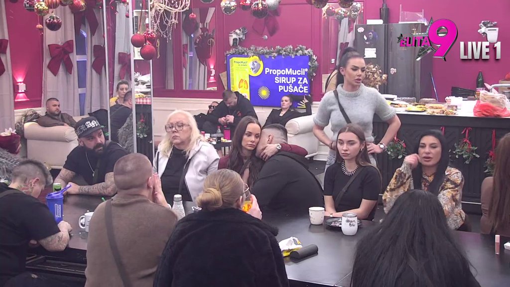 Totalni hit: Luka pokušao da zamaže takmičarima oči i ubedi ih da voli Anitu, Mića umire od smeha zbog njihove veze! (VIDEO)