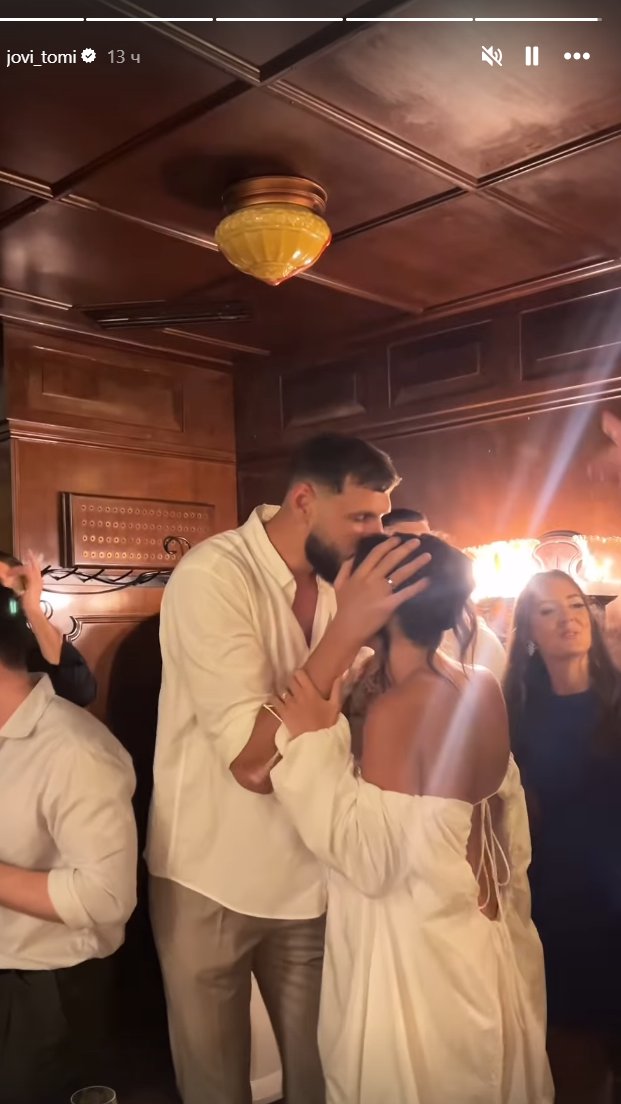 KOŠAKRAŠ SE VENČAO U STROGOJ TAJNOSTI! Uroš Plavšić i Jovana Tomić napravili intimnu proslavu u restoranu! Isplivali emotivni kadrovi (FOTO)