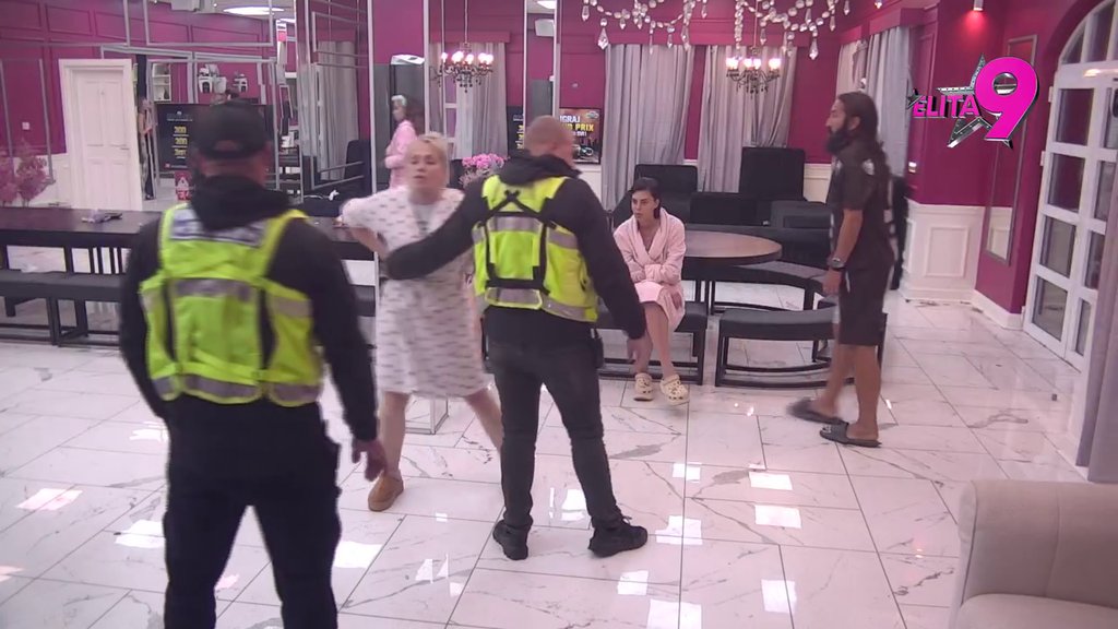 OBEZBEĐENJE JE ODVOJILO OD NJEGA! Advokatica pljunula Bebicu, sasuli jedno drugom SALVU UVREDA u lice! (VIDEO)