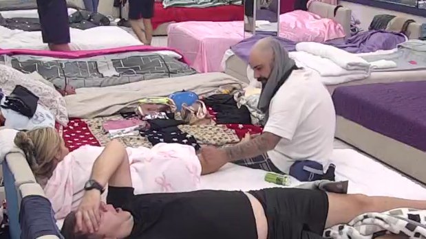 Ovo nikad nije gazilo po trnju: Luka fasciniran Anelinim nožnim pstima (VIDEO)