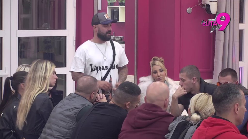 POKUŠAO DA SE OPERE: Anđelo sasuo Luki sve u lice, zamerio mu što je majku nazvao MONSRUMOM, pa pokušao da mu otvori oči (VIDEO)