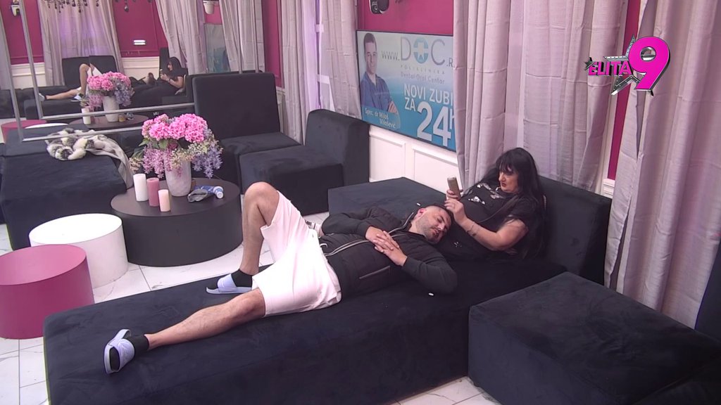 Usijala se dnevna soba: Milosavi zalutala ruka, Alibabu vaćari po golom telu! Njega zanima da li će je dovesti do VRHUNCA (VIDEO)