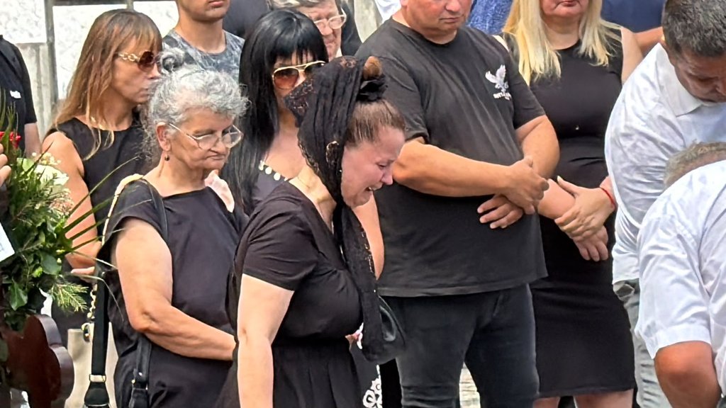 Ispunila poslednju želju Andrije Bajića: Mala Cana za svoj rođendan sama na groblju!