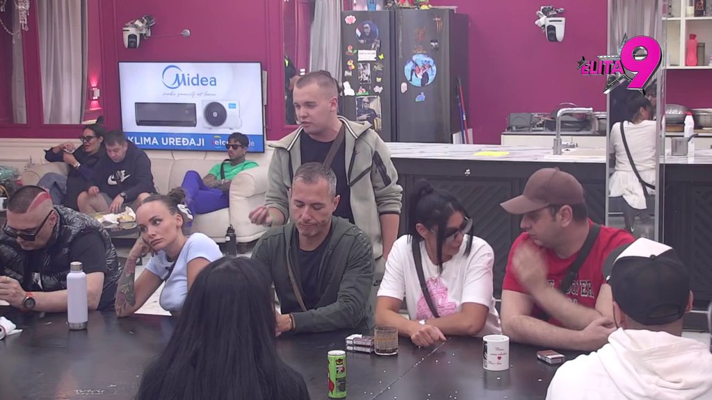 Ja imam bazen u svojoj vikendici, a ti moraš u Italiju: Dači pukao film i žestoko isprozivao Anđela! (VIDEO)