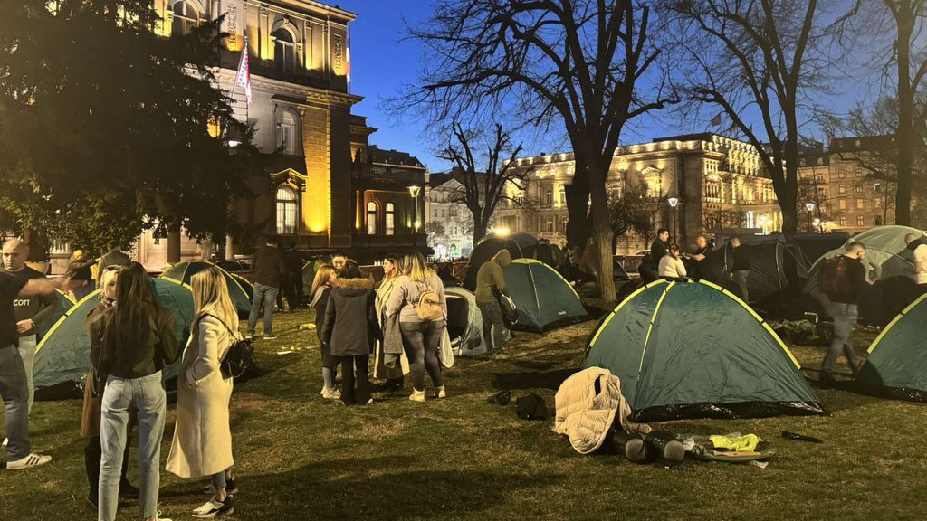 Studenti koji žele da uče se okupljaju ispred Predsedništva: Pogledajte šta se trenutno dešava, a ovo su njihovi zahtevi (FOTO)