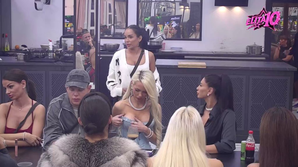 Da li Sandra krije nešto? Gledaoci sigurni da je mutila nešto s Bajom, ona se pere svim silama! (VIDEO)