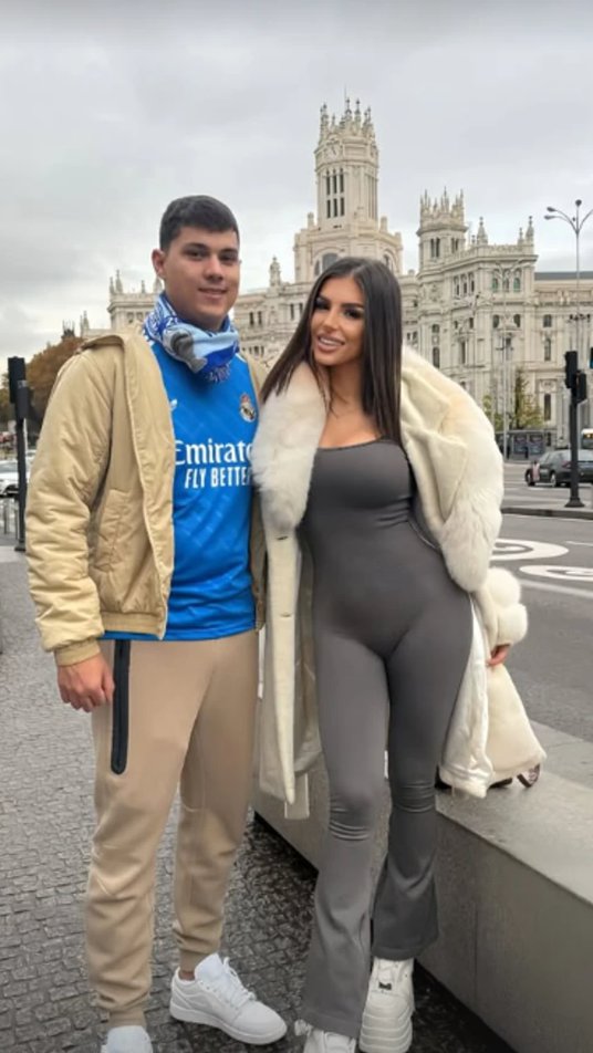 Ena na večeri u provokativnom izdanju, dekolte do pupka, ispija vino, a Peje nema na vidiku: Svi se pitaju samo jedno (FOTO)