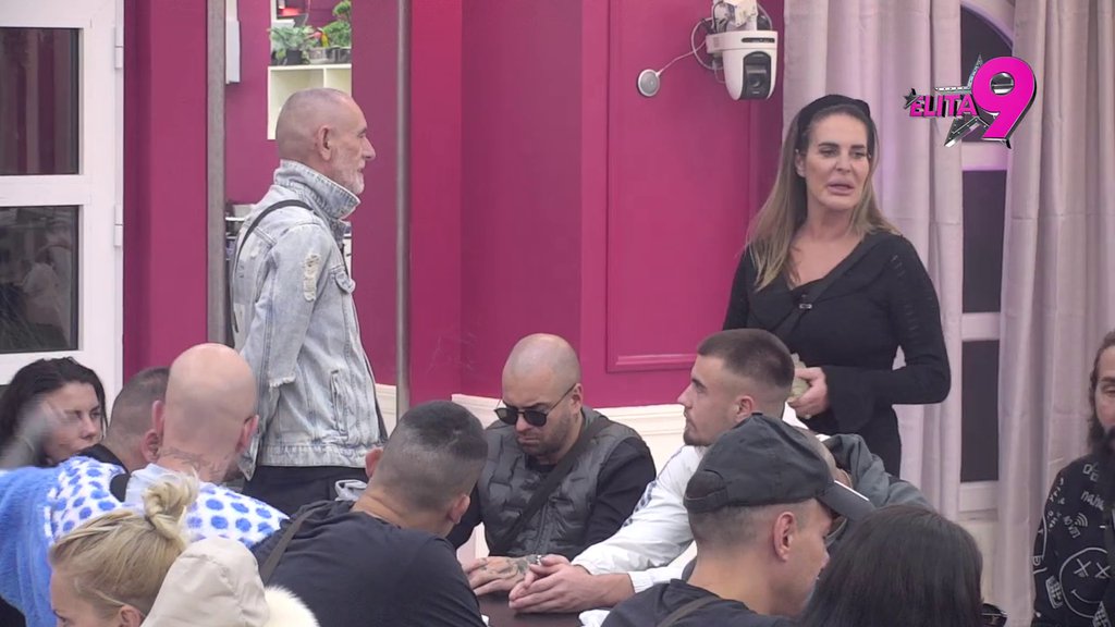 Naš rat je vezan za Anu Ćurčić, ti si započela sve: Kačavenda sasula Zorici Marković sve u lice, pa zaratila s Mićom: Ne gotiviš me zbog Marka Đedovića (VIDEO)