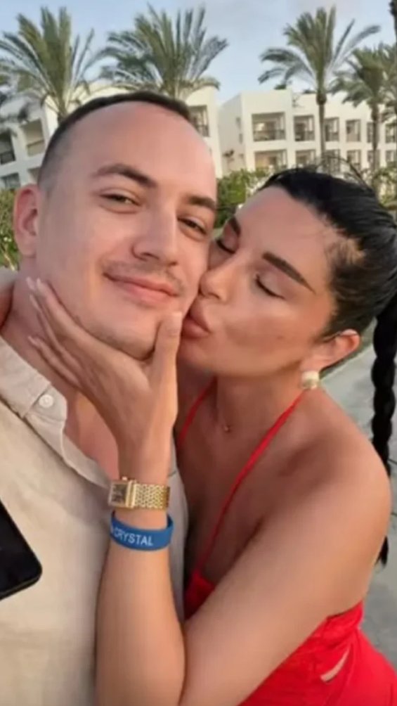 VIŠE NE KRIJU LJUBAV! Nova izabranica Mirčeta Radulovića objavila prvu zajedničku fotku: Grli ga i ljubi, a on ne skida osmeh s lica! (FOTO)