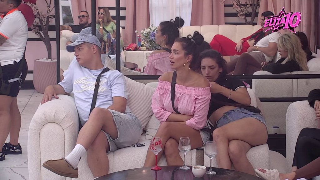 On je folirant, a ona paćenica: Matora prvi put udarila na Filipa Đukića, unakazila ga zbog ponašanja prema Lauri! (VIDEO)