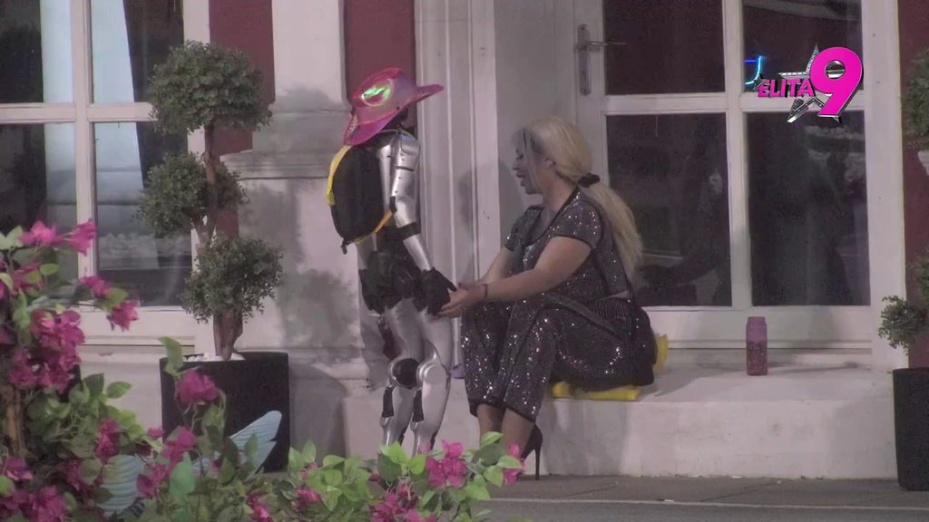 SAD ĆU DA ZAPIŠEM PORUDŽBINE! Miljana umislila da je robot Toša pokretni šank, on joj održao lekciju (VIDEO)