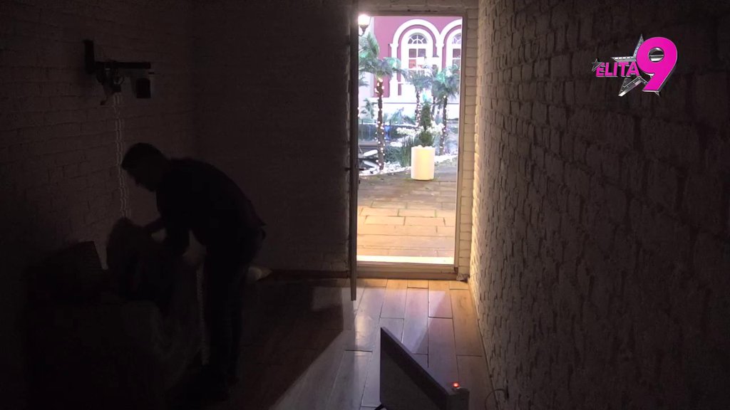 Lemurijada na aparatima! Pogledajte koju pesmu je Asmin pevao dok je nameštao izolaciju za njega i Maju (VIDEO)