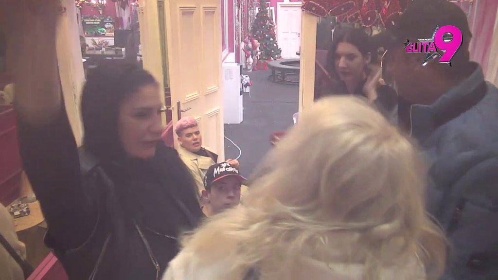 Niti me zanima, niti se družimo: Zorica nakon što je raskrinkana odmah krenula da se ograđuje od prijateljstva sa Anom Ćurčić (VIDEO)