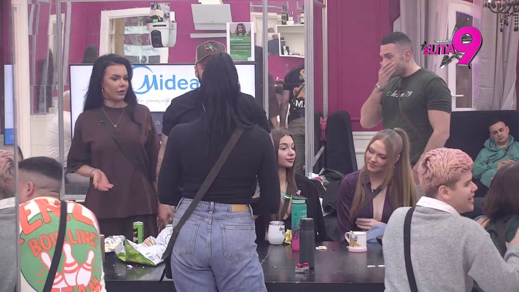 Karambol Jakšićke i Luke usijao Belu kuću! Ori se crnim stolom, optužbe pljušte kao lude: Pričaj o tome što si se je*ala u Italiji! (VIDEO)