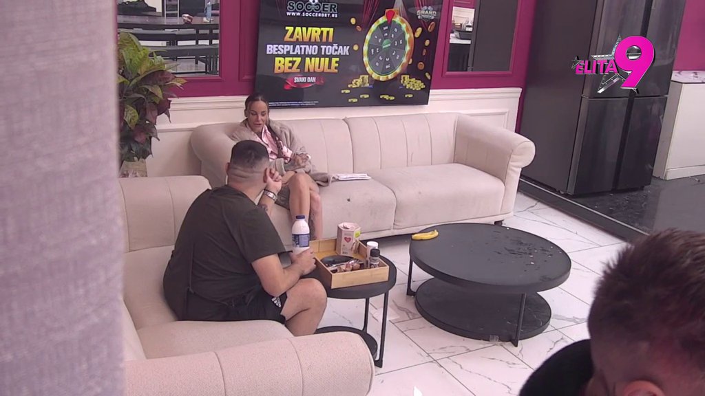 Taj pogled ubija i seče kao sablja: Bebica pokušao da zavede Teodoru, pa umesto poljupca dobio pedalu! (VIDEO)