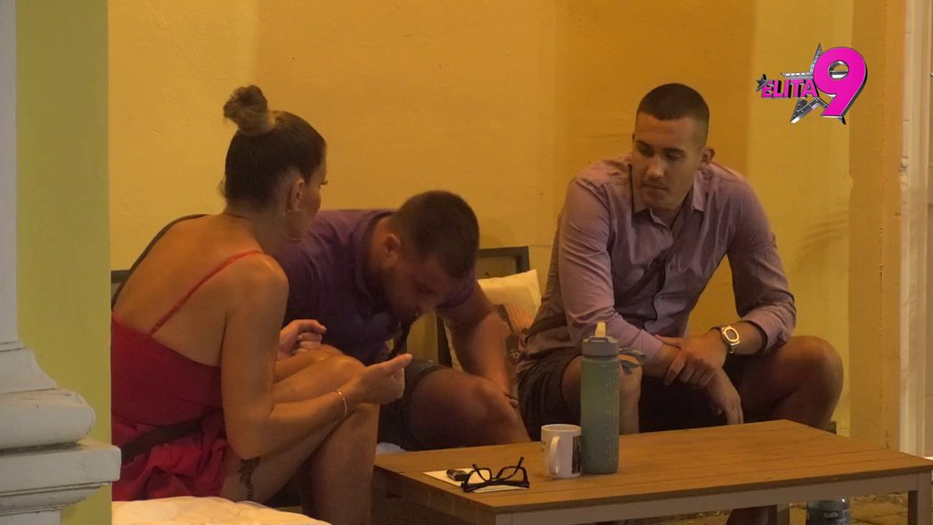 Ćuti jer im se poveravala, ima svašta tu da se priča: Viktor kipti od besa, Kačavenda jedva uspela da ga smiri, on BLJUJE VATRU na Minu (VIDEO)