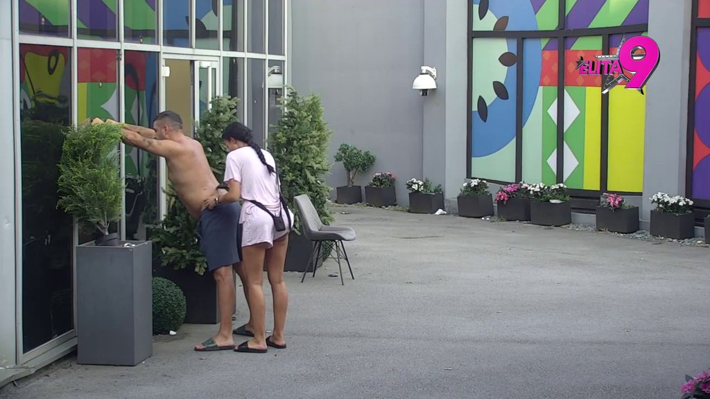 Šok prizor nasred dvorišta: Maja brije Asminu zadnjicu, ovo nema nigde! (VIDEO)