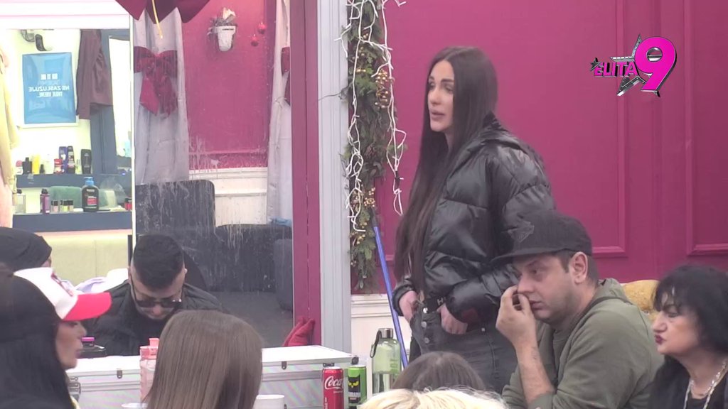 Kao da je došla u crkvu da moli za oproštaj, a ne da deli budžete: Jovana advokatica nema kome se nije ušlihtala, Sofija se upisala na listu! (VIDEO)