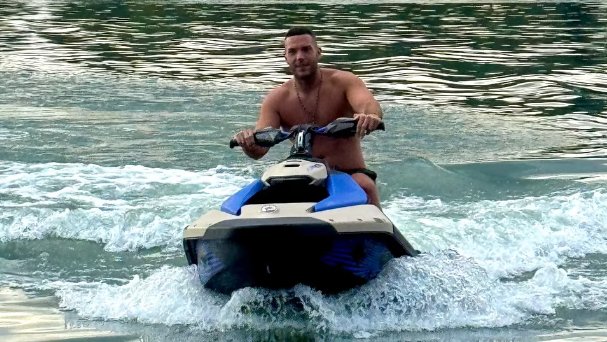 APOLON SA ZVEZDARE SE RASPIŠTOLJIO! Anđelo se skinuo i pokazao mišožavo telo, evo kako provodi dane nakon ELITE (VIDEO)