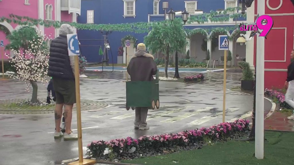 Poplava u putu: Uroš Stanić nasmejao Tošu, evo kako se snalazi sa znakovima u saobraćaju! (VIDEO)