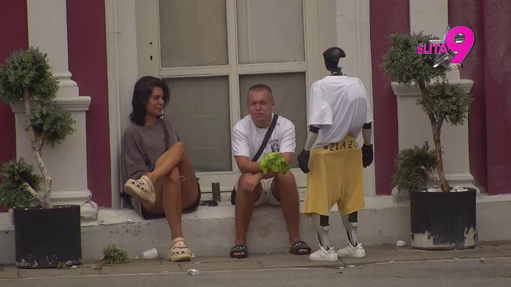 Da priložim narukvicu i prsten... Mina ponovila želju da iznenadi Viktora za mesečnicu, robot Toša mora da joj pomogne! (VIDEO)