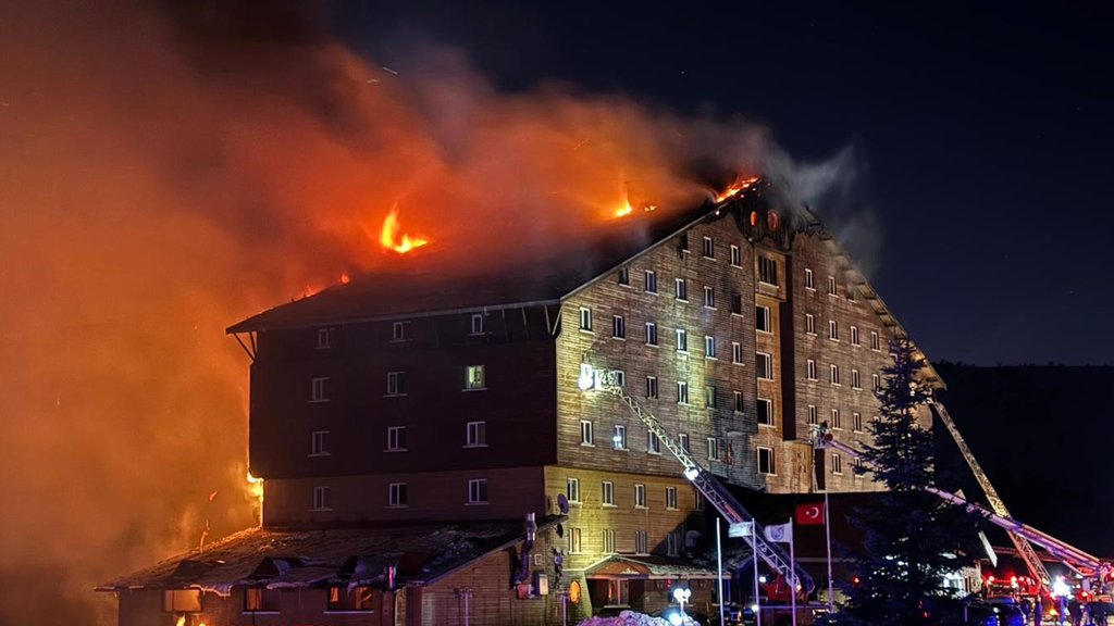 TUGA! Broj poginulih u požaru u hotelu u turskom skijalištu Kartalkaja porastao na 76