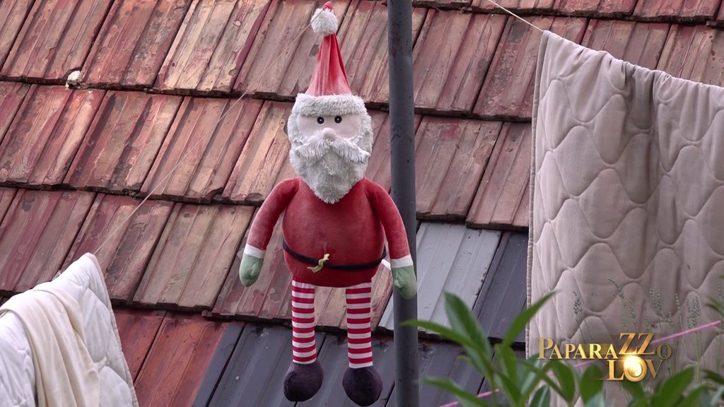 EVO KAKO IZGLEDA KUĆA ANELI AHMIĆ U ALIFAKOVCU: Nalazi se tik pored groblja, svuda ZASTRAŠUJUĆE skulpture, a ovako KOMŠIJE govore o njoj i njenoj porodici... (FOTO)