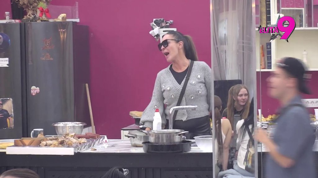 POTEGLA ČAŠU, PA ODUSTALA! Kačavenda i Aneli na ivici okršaja, Mića rešio da se umeša, obezbeđenje opkolilo crni sto! (VIDEO)