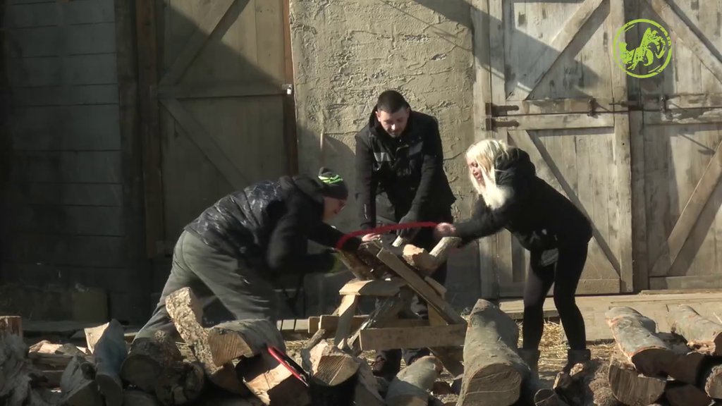 Inspektorka Lili pokazala muškarcima šta znači SNAGA! Cepa drva brže nego što je nekada pisala kazne (VIDEO)