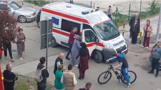 UZNEMIRUJUĆI SNIMAK! Muškarac divljao kvadom po ulici, pa PREGAZIO devojku na trotoaru - Sa TEŠKIM POVREDAMA prebačena u bolnicu (VIDEO)