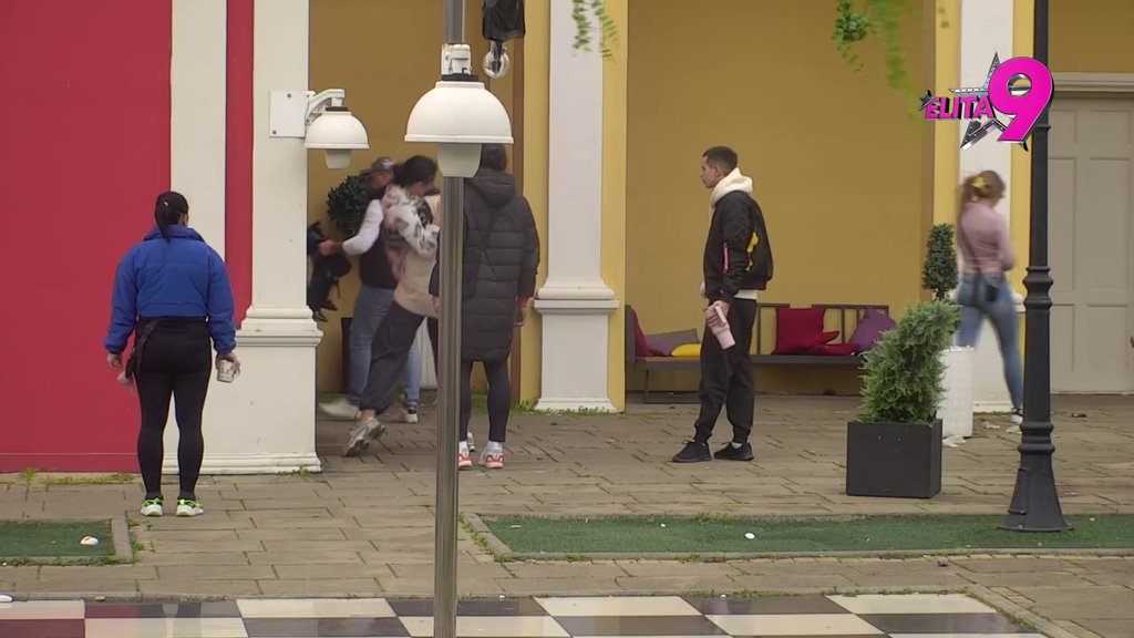 RAZBILA SE KAO SLIKA! Maja se prosula nasred dvorišta, pa ZAJAUKALA! (video)