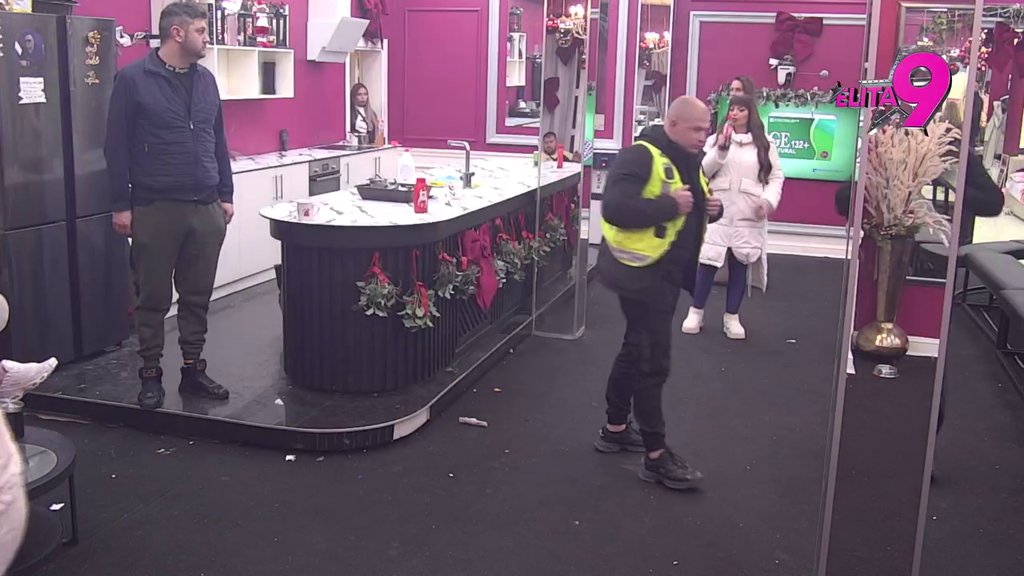 TRESE SE BELA KUĆA! Rada i Miki zaratili tokom snimanja filma: Teraj se, moraš da naučiš da se ponašaš! (VIDEO)