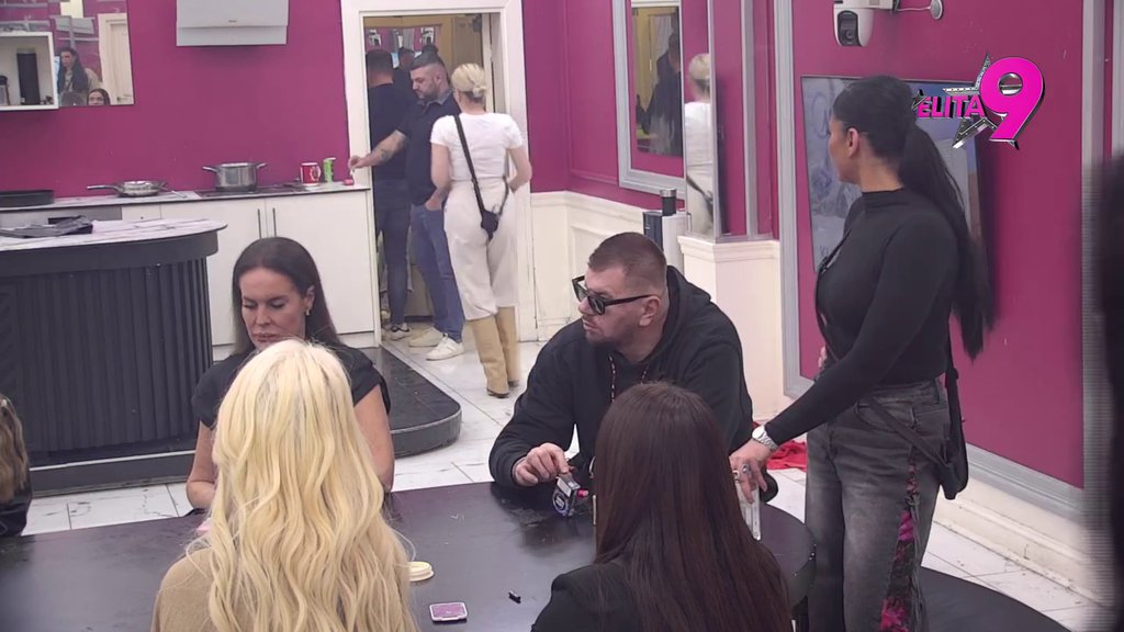 Dotakla samo dno! Jakšićka shvatila da nema koga da vodi u hotel, pa ipak presekla (VIDEO)