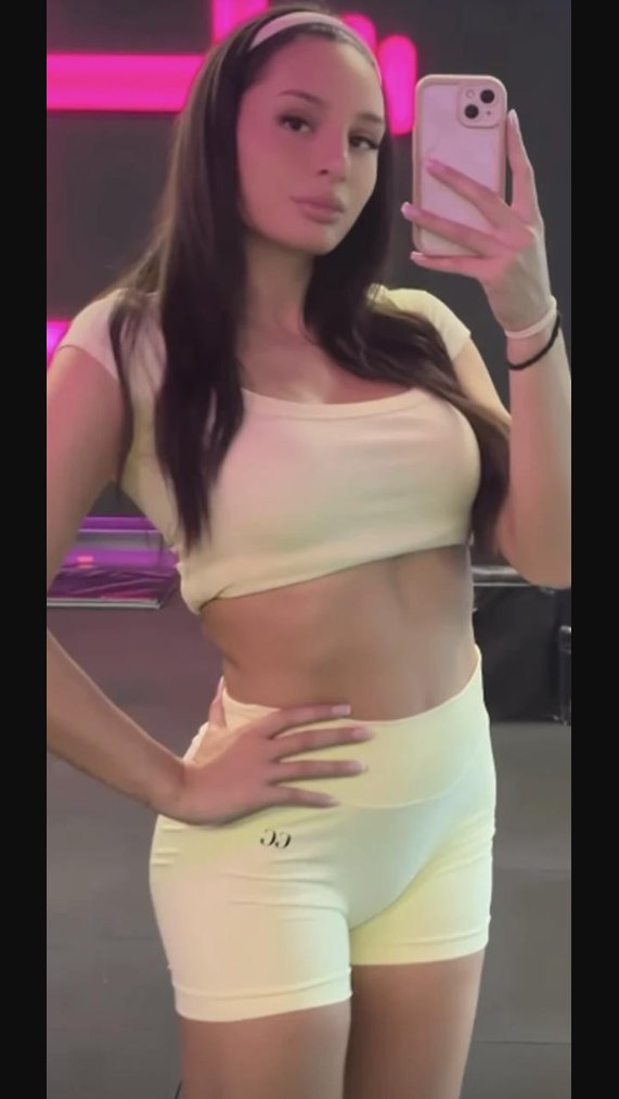 NINA ĐOGANI KAO MILION DOLARA! Lunina sestra se skinula i napravila pometnju među muškarcima: Poza će vas preznojiti (FOTO)