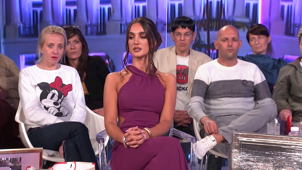 Rafalna paljba u sitne sate: Anđela na meti nikad surovijih prozivki, žestoko potkačila Karića! (VIDEO)
