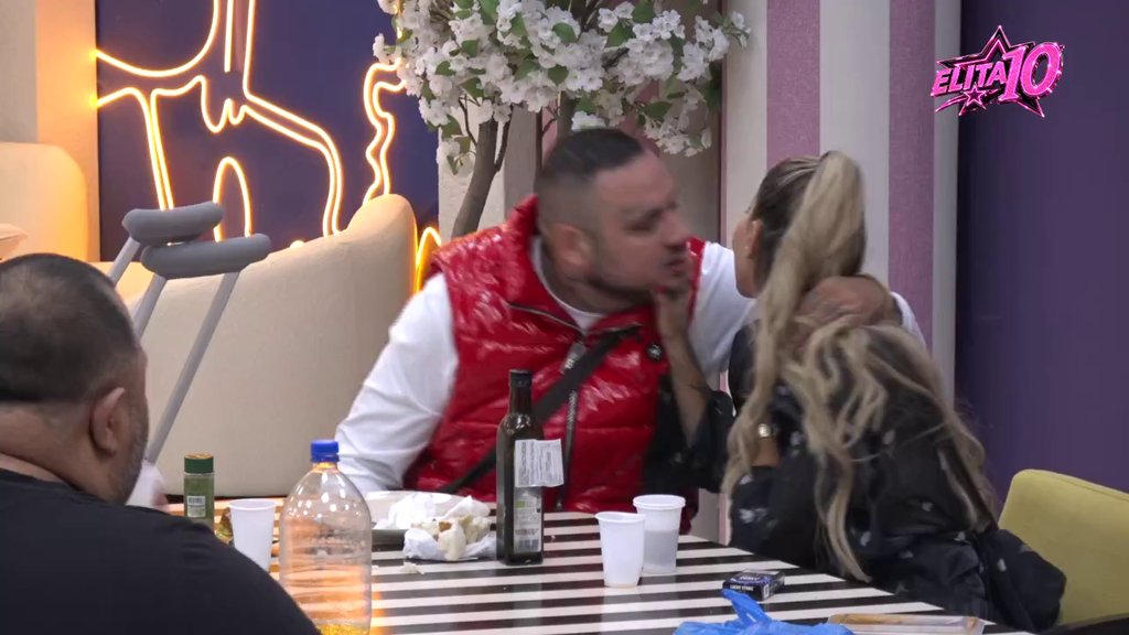 Pokušao da je poljubi, ali uzalud: Car ulaže sve napore da odobrovolji Aneli! (VIDEO)