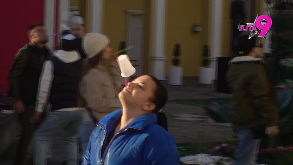 SLAMČICA U USTIMA, A NA SLAMČICI ČAŠA! Veliki šef stavio učesnike na muke, evo kako su se snašli! (VIDEO)