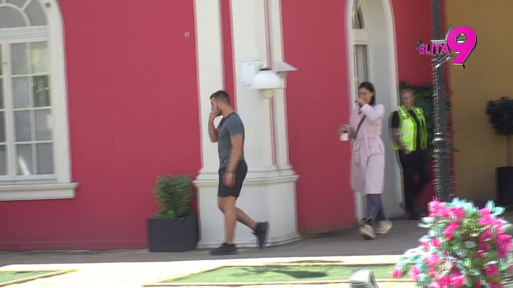 Ja se blamiram zbog tebe, skloni se! Mina ne pušta Viktora na miru, obezbeđenje doletelo do njih! (VIDEO)