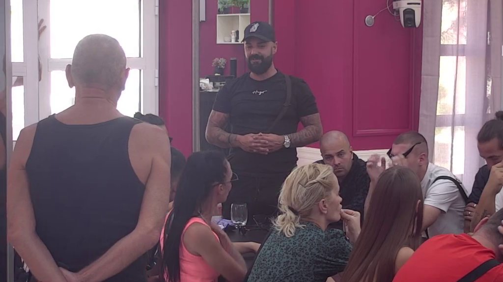 Koristi svaku priliku da ga posprda: Asmin kroz osmeh isponižavao Luku, u sve umešao i sestre Ahmić! (VIDEO)