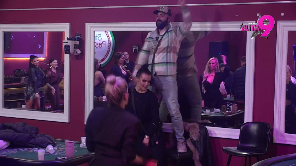 Ima li većeg blama od Luke Vujovića? Istripovao da je s*ks mašina, pa uz Reljin hit simulirao vrelu akciju sa Anitom nasred kazina! (VIDEO)