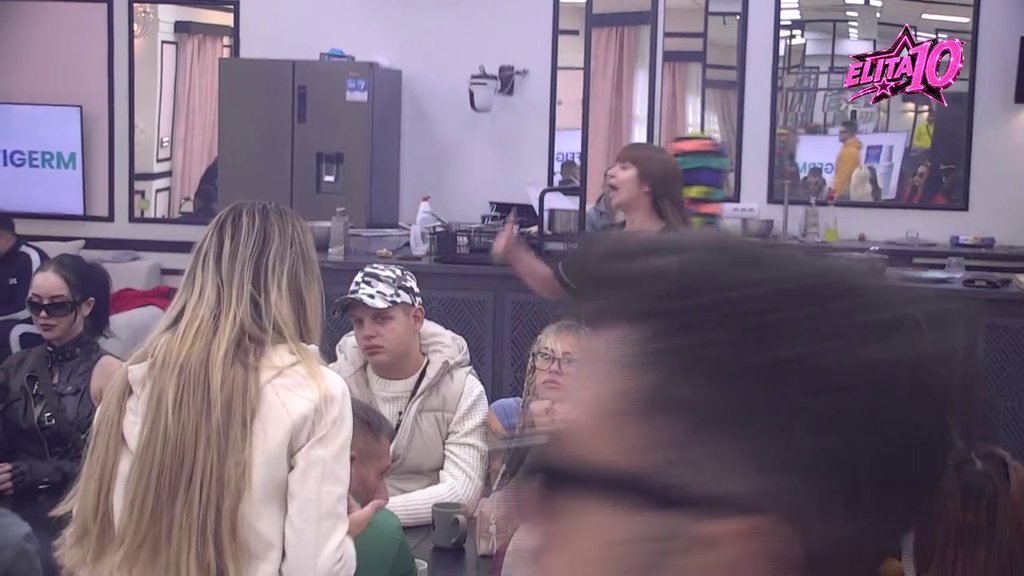 Tresu se zidovi Bele kuće! Miljana ušla u žestok verbalni klinč sa Aneli i Carem! Uvrede i otrovne strelice lete kao konfete! (VIDEO)