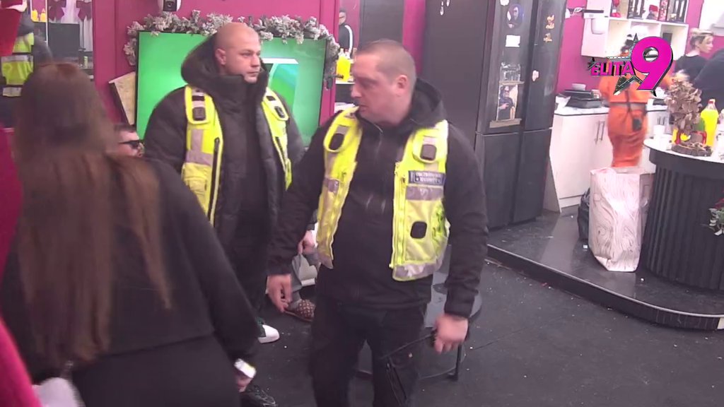 Obezbeđenje uletelo u kuću! Miljana dotakla potpuno dno, ne prestaje da uhodi Janjuša: Ti imaš u porodici onoga ko se obesio (VIDEO)